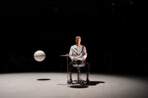 Artist und Pendel: Julian Vogel am Anfang von "Ceramic Circus" Foto: Franzi Schardt