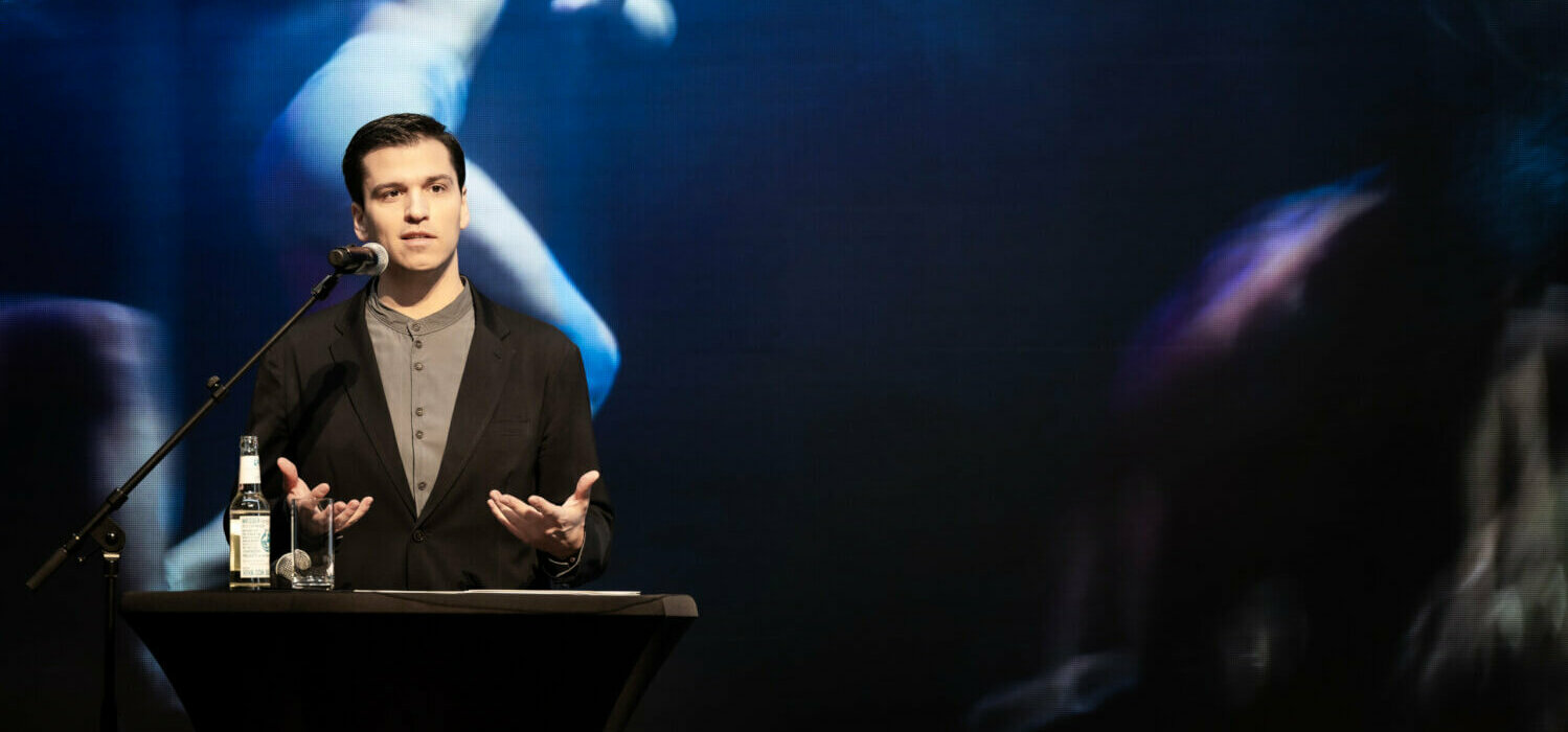 Demis Volpi auf der Pressekonferenz zur Vorstellung des Programms für die Spielzeit 2025/26 an der Hamburgischen Staatsoper mit neuem Leitungsteam