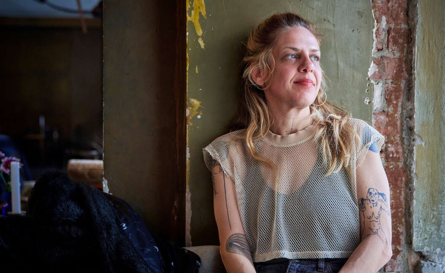 Porträt einer Frau, die seitlich nach links schaut