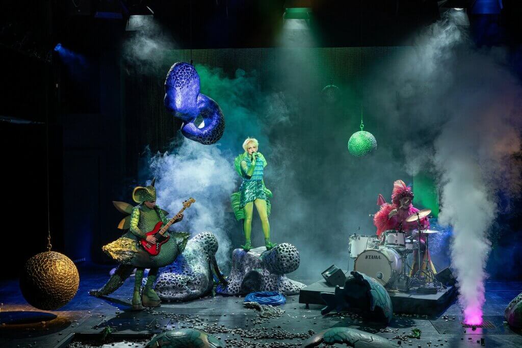 Fayer Kochs „T-Rex, bist du traurig? (Steht dein T für Tränen?)“ am Theater der Jungen Welt Leipzig. Foto: Tom Schulze