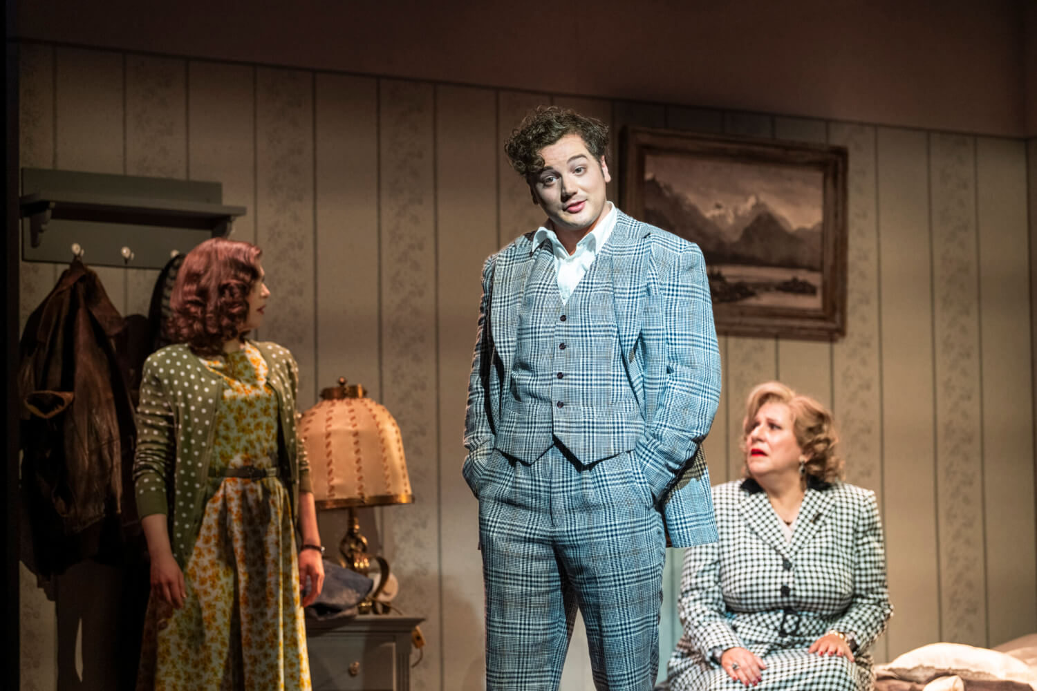 v.l.r.: Sophia Keiler (Laetitia), Jeremy Boulton (Bob), Anna Agathonos (Miss Todd)