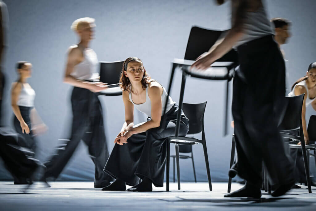 Amber Pansters und Ensemble in „Underdog“ am Staatstheater Mainz. Foto: Andreas Etter