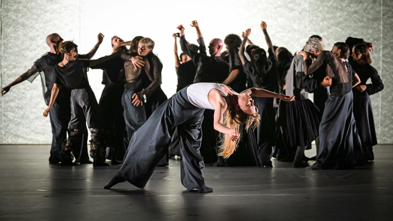 Daria Hlinkina und Ensemble in „Underdog“ am Staatstheater Mainz