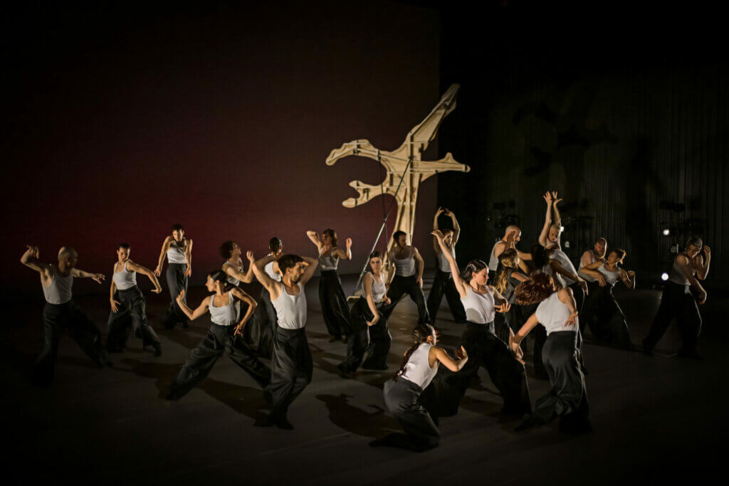 Das bühnenfüllende tanzmainz-Ensemble. Foto: Andreas Etter