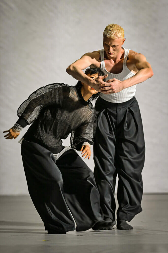 Maasa Sakano und Federico Longo in „Underdog“ am Staatstheater Mainz. Foto: Andreas Etter
