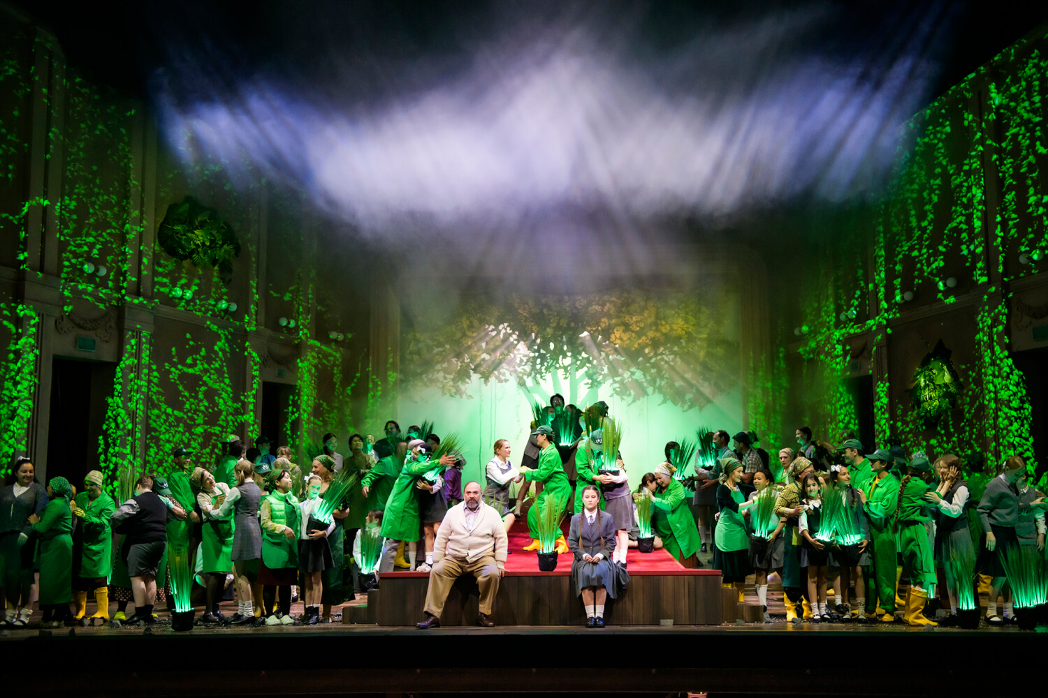 Schlussbild von "Musik für die Lebenden" am Theater Bonn