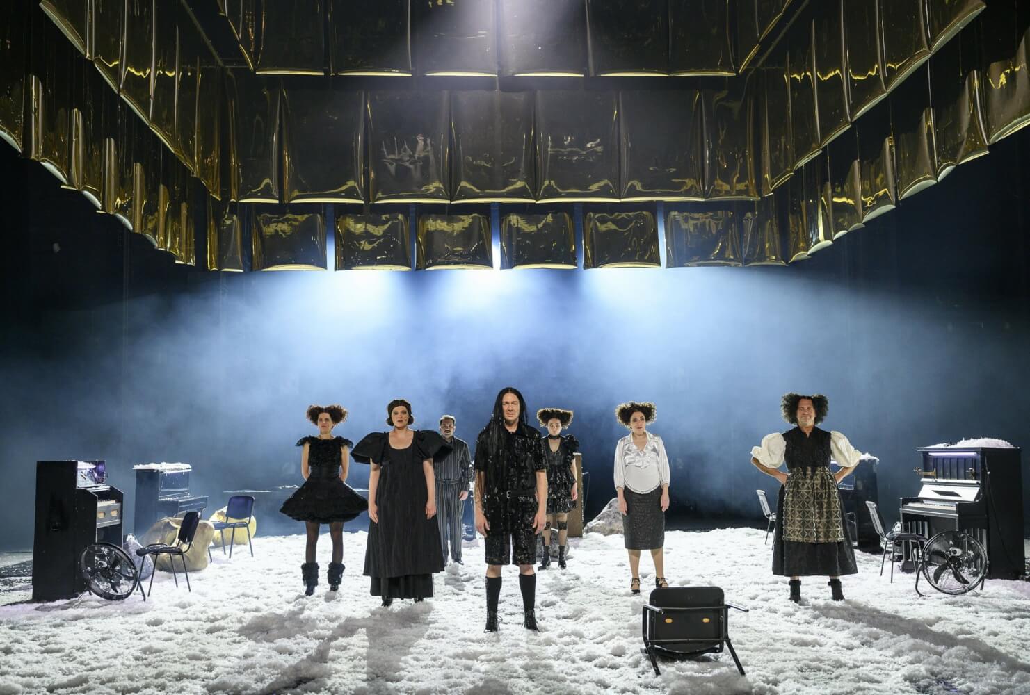 Zu sehen ist ein Aufführungsfoto des digitalen Theaters am Schauspiel Leipzig von „Das Schloss“ von Philipp Preuss, mit Annett Sawallisch (2. v. l.).