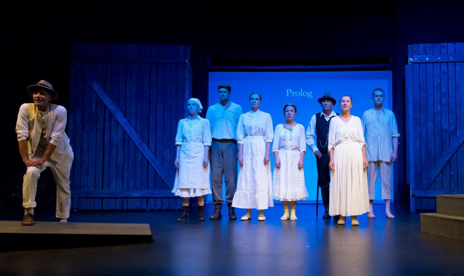 eine Person links im Vordergrund, dahinter das restliche Schauspielensemble