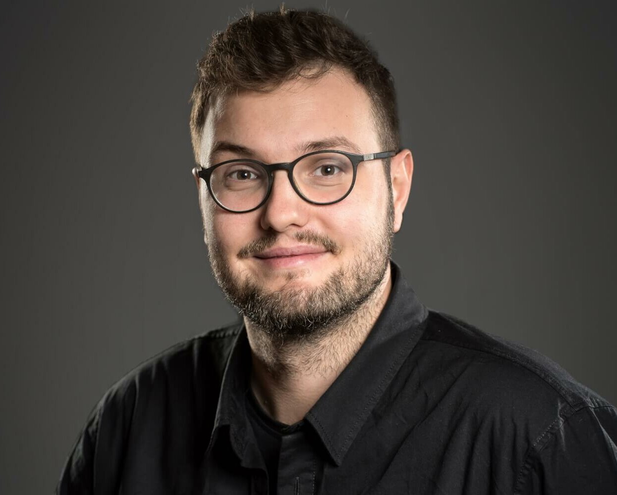 Zu sehen ist Konrad Bruno Till, künstlerischer Leiter des Figurentheaters an den Landesbühnen Sachsen