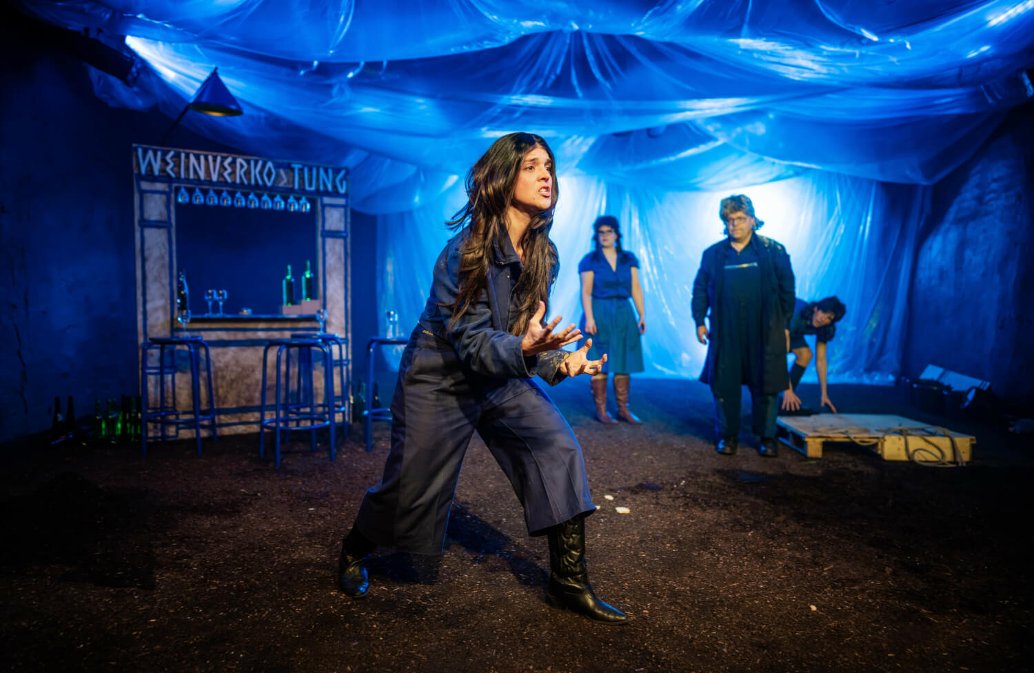 Ensembleszene aus dem Schlosstheater Moers: „Der Frieden" mit Catherine Eisen in der Mitte.