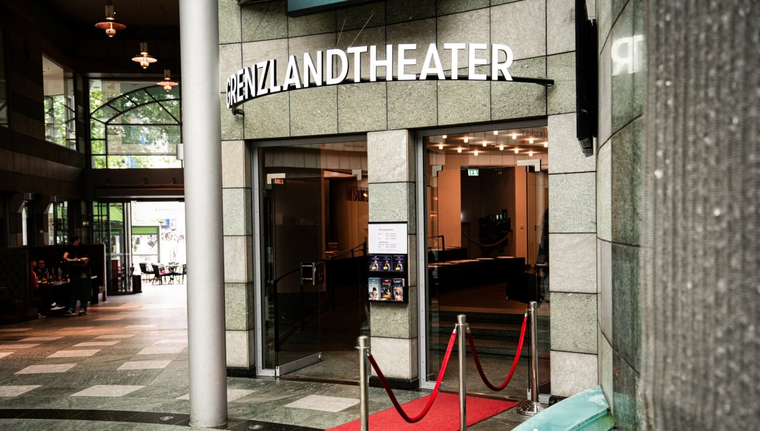 Zu sehen ist der Eingangsbereich des Grenzlandtheater Aachen.
