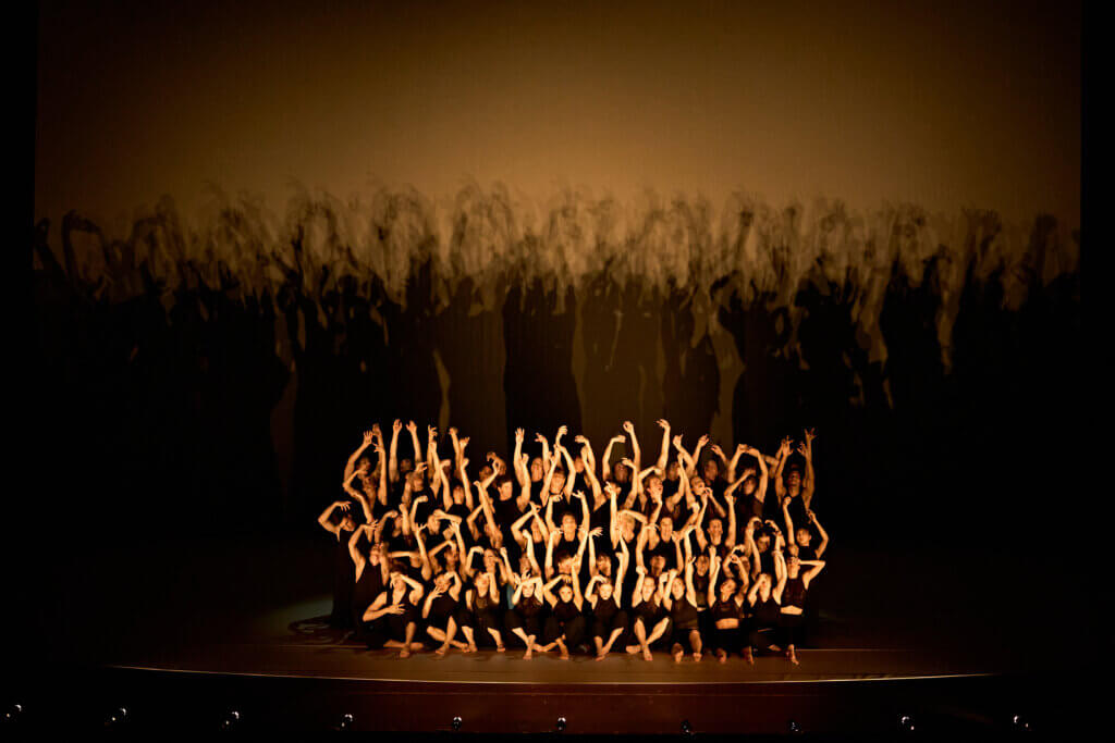 Das Tanzensemble von „Colossus“ aus dem Doppelabend „Wings and Feathers“ von Stephanie Lake und Akram Khan an der Semperoper Dresden.
