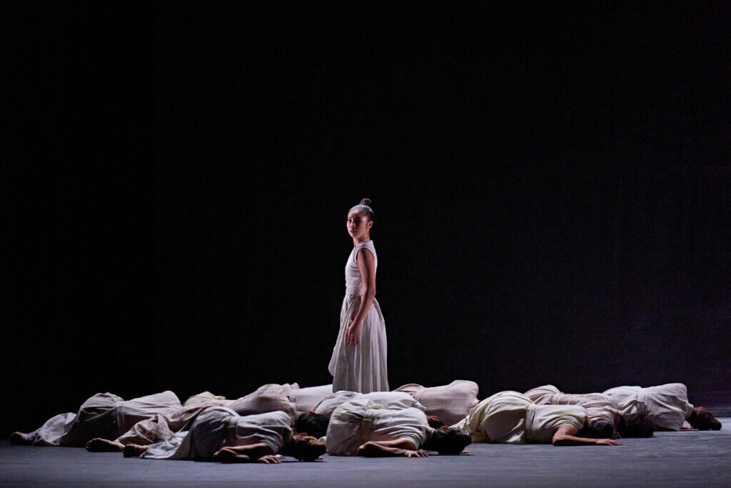 Sarika Emi in „Vertical Road“ aus dem Doppelabend „Wings and Feathers“ von Stephanie Lake und Akram Khan an der Semperoper Dresden.