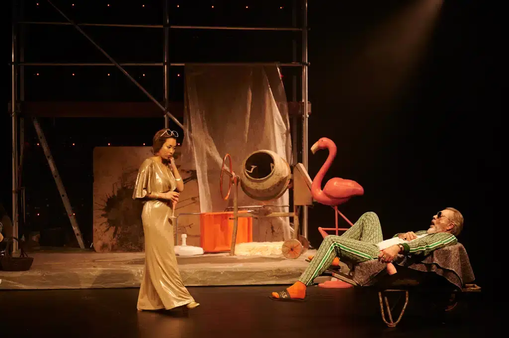 Fricka (Haruna Yamazaki) und Wotan (Nico Wouterse) auf ihrer Baustelle. Foto: Matthias Baus