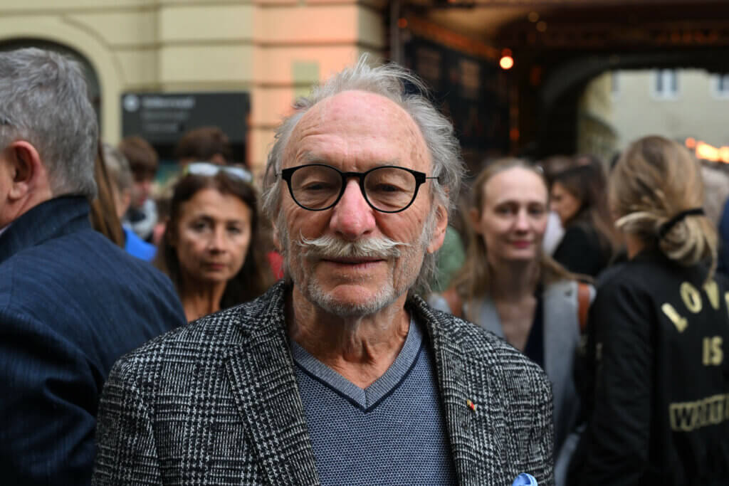 Ein Porträt von Franz Xaver Kroetz mit schwarz umrandeter Brille und kariertem Sakko.