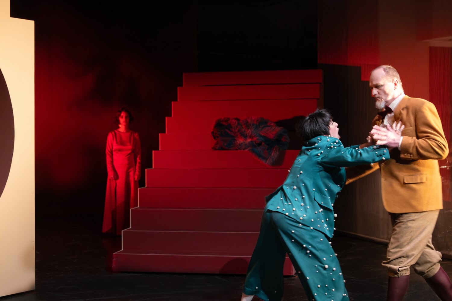 Nerone (Laila Salome Fischer) stößt Seneca (Brian Davis) von sich.
