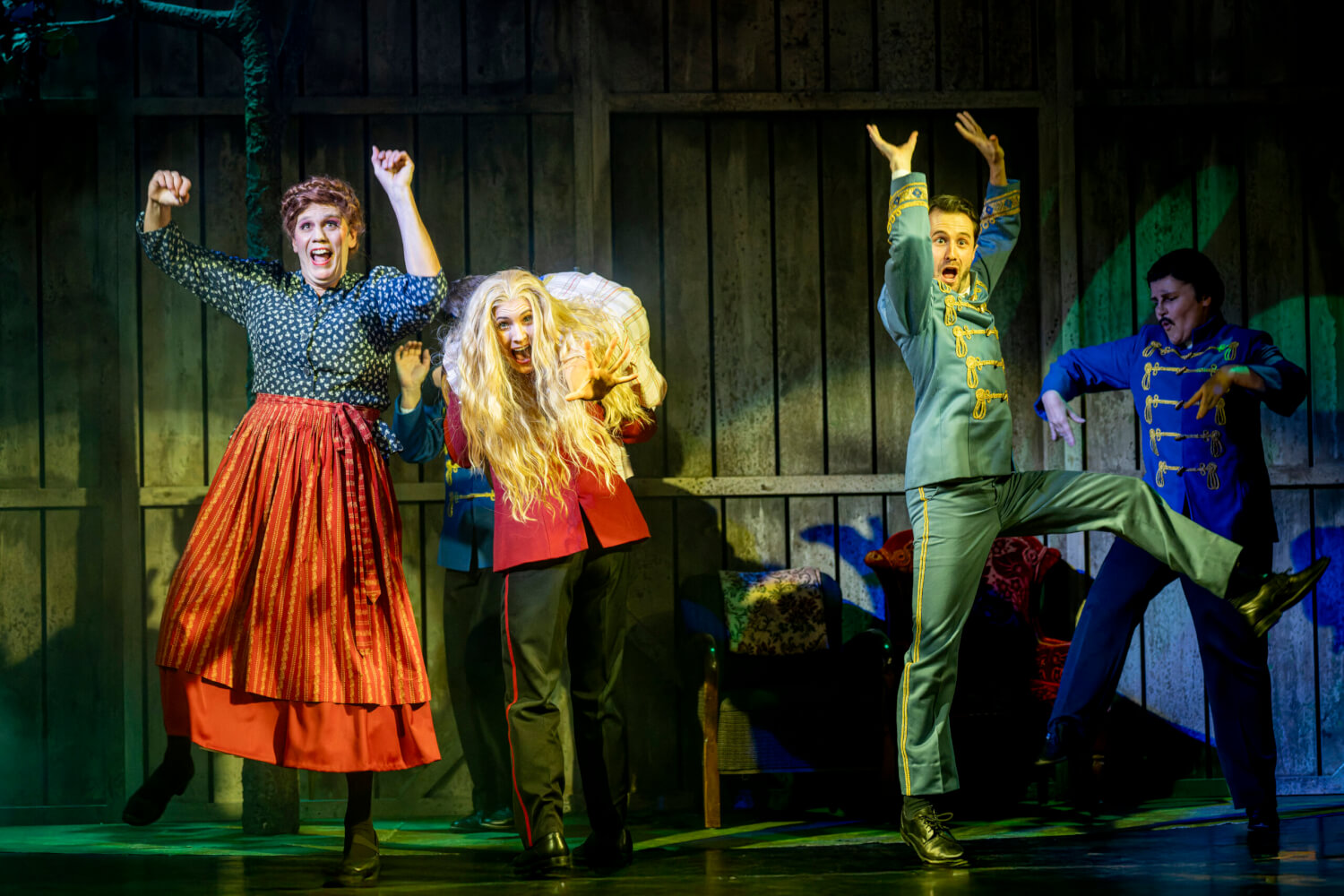 Aufführungsfoto von „Die gelbe Lilie“ von Michael Krasznay-Krausz am Eduard-von-Winterstein-Theater Annaberg-Buchholz. Zwei Frauen und ein Mann stehen nebeneinander und werfen die Arme in die Höhe.