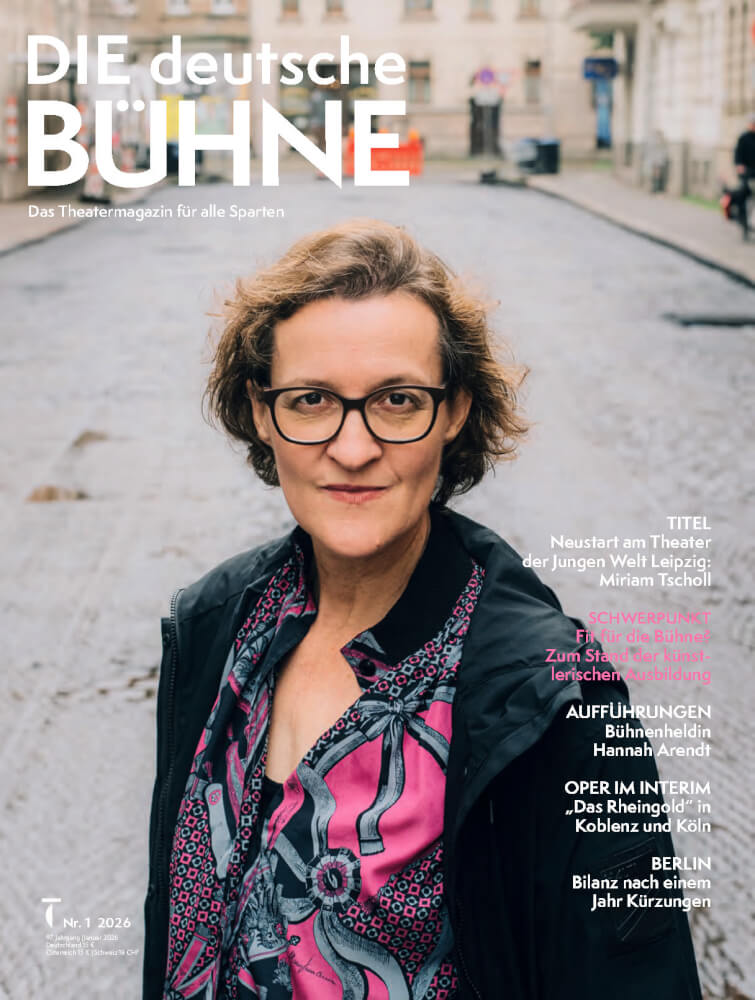 Das Cover der Deutschen Bühne mit Miriam Tscholl auf einer Straße.