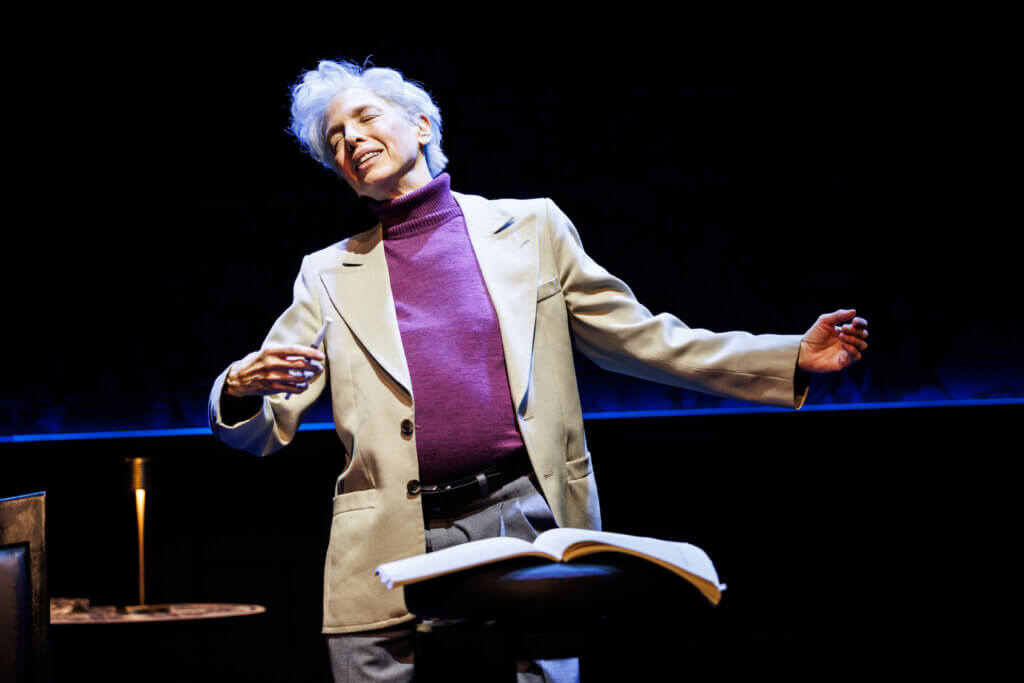 Helen Schneider als Leonard Bernstein dirigiert in der Produktion „Last Call“