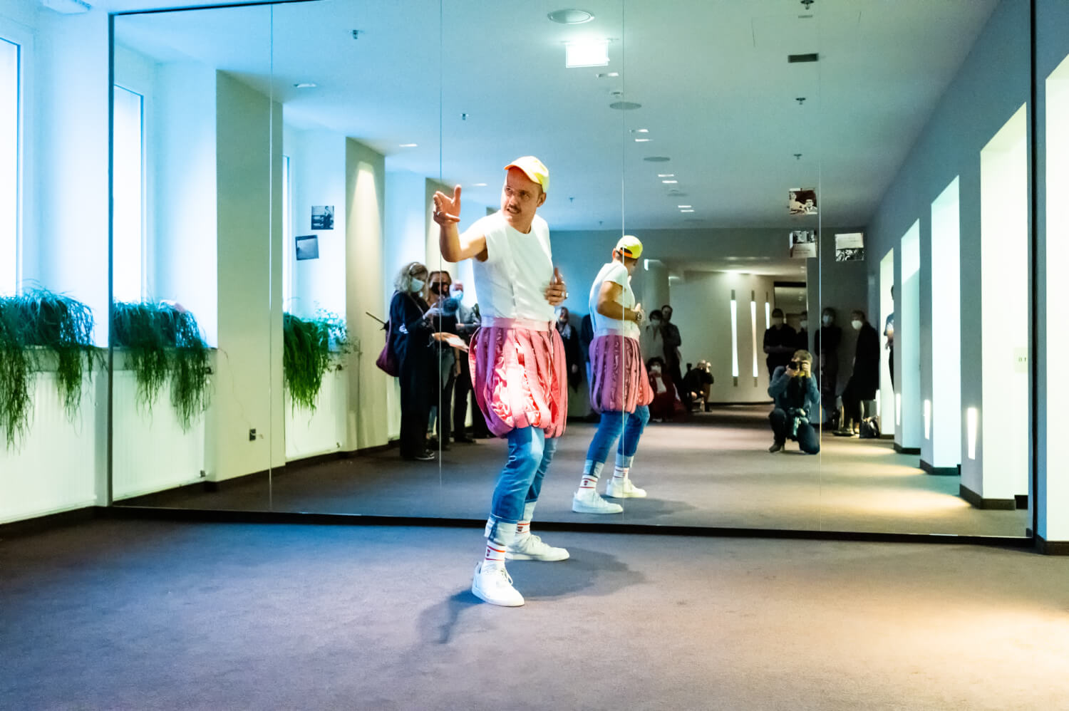 „17 x 1“ mit Publikum, Fotograf und Raphael Westermeier am Theater Dortmund. Ein Mann steht vor einer großen Spiegelwand. Im Spiegel sieht man den Fotografen und weitere Menschen mit Coronamasken.