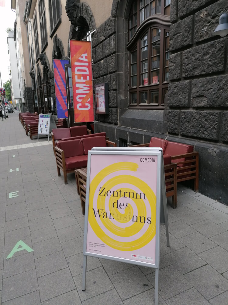 Die Front von Café und COMEDIA.