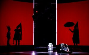 Ich (Larisa Akbari) auf der Gedankenbühne in „Malina“