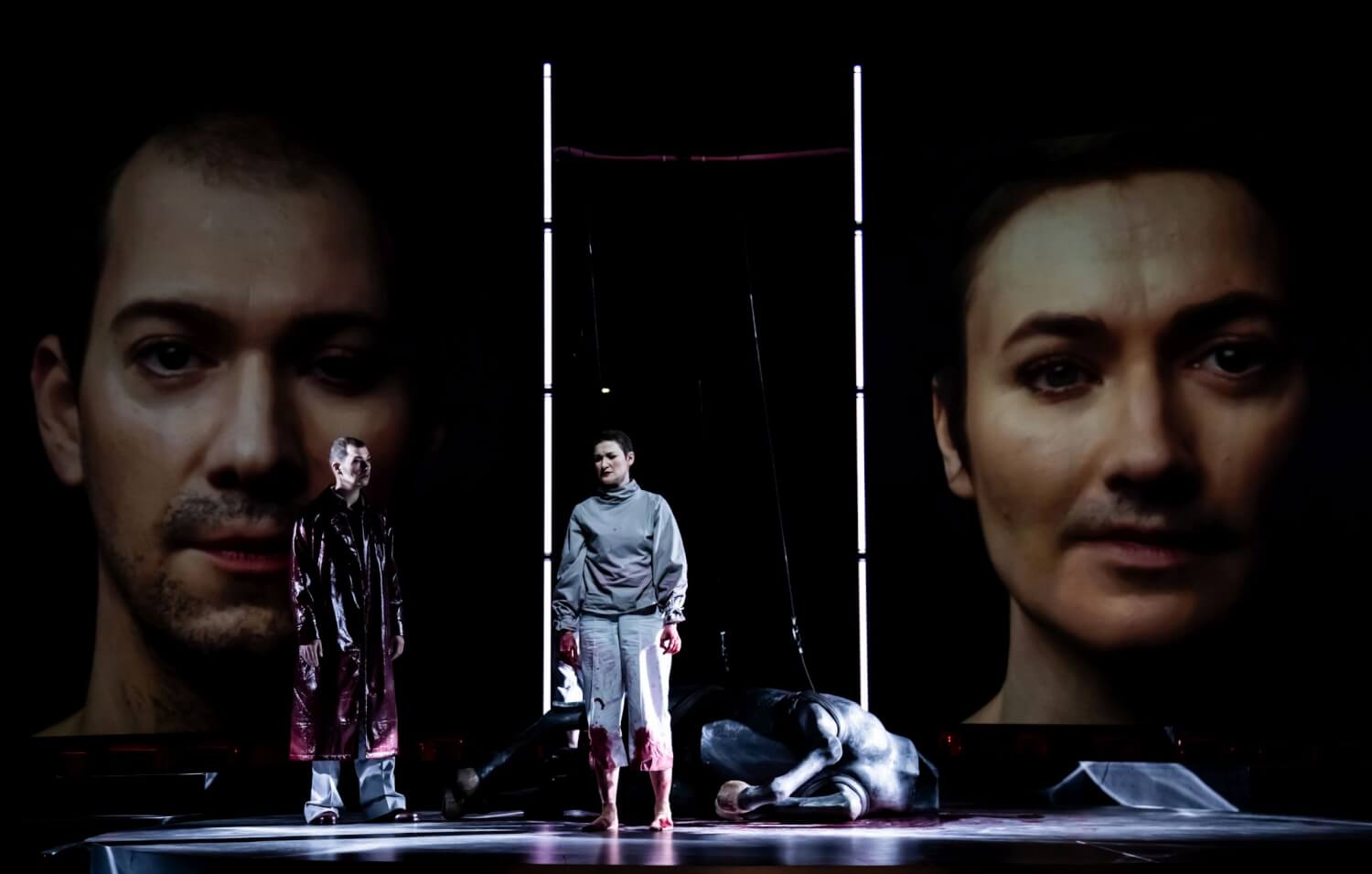 Ich (Larisa Akbari) auf der Gedankenbühne in „Malina“
