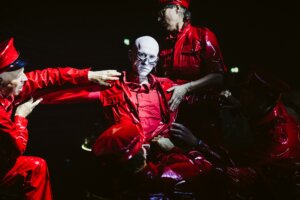 Thomas Lichtenecker las „Doll“ in rotem KI-Gewand..
