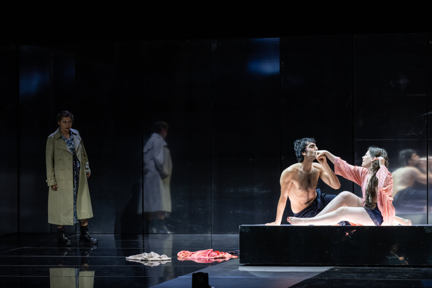 Die Frau (Adriana Bastidas-Gamboa) und die Liebenden (Cameron Shahbazi und Elisabeth Reiter).