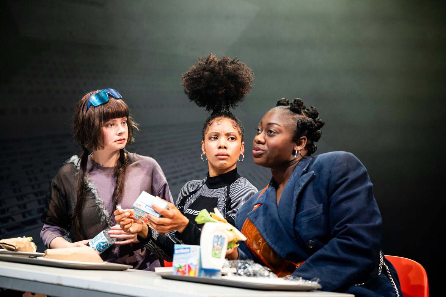 Toini Ruhnke, Gloria Odosi und Jedidah-Isabel Annor sitzen nebeneinander am Tisch und diskutieren.