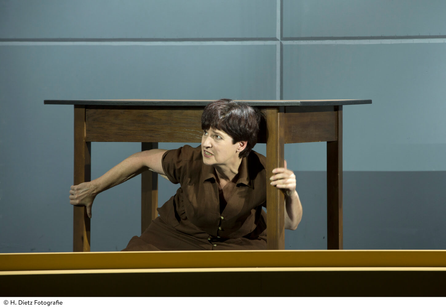 Stefanie Rhaue versteckt sich als Marylin unter einem Tisch.