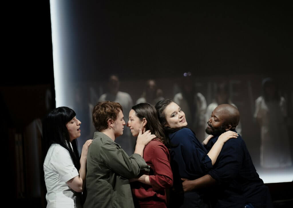 Josefine Mindus, Jack Lee, Camille Sherman, Lena Geiger und Katleho Mokhoabane liegen sich in den Armen.