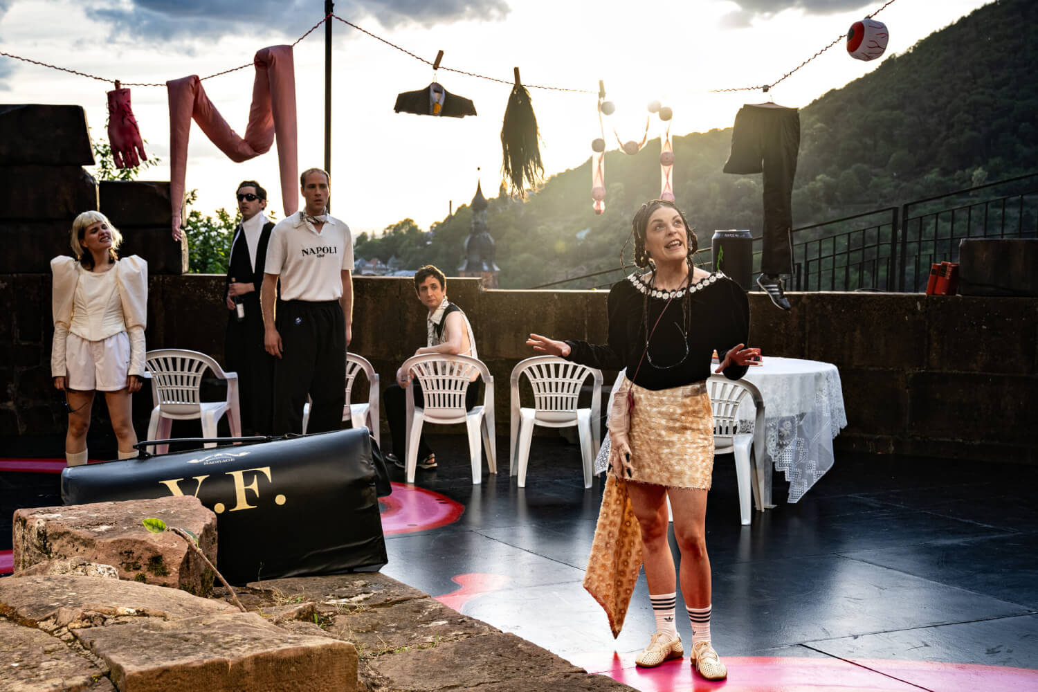 Das Ensemble von „Frankenstein“ in der Anfangsszene, rechts Hannah Hupfauer als Mary Shelley