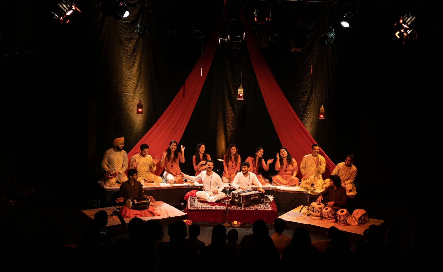 Aufführungsfoto von „JO DOOBA SO PAAR“ des aRANYA theatre.