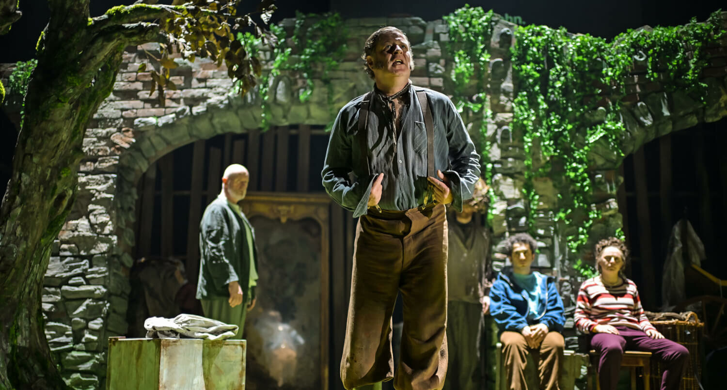 Im Bild sieht man Schauspielende: Szene mit Aidan Kelly, Holger Kraft, Sabah Qalo und Mary Murray