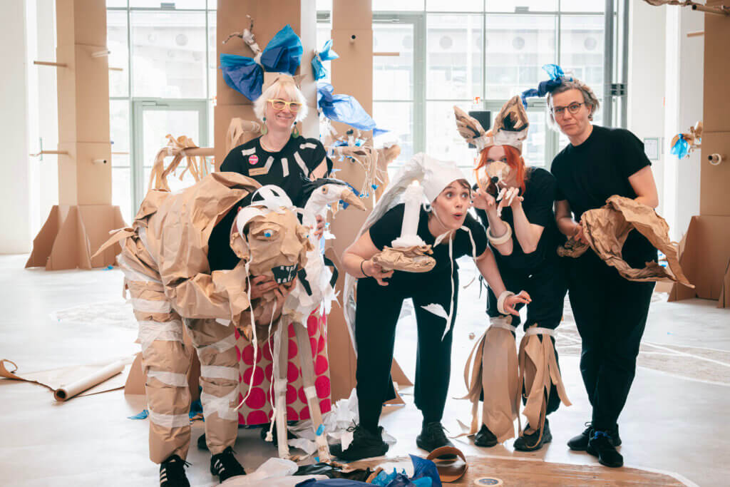 Menschen in Papier verkleidet in „Paper Planet"
