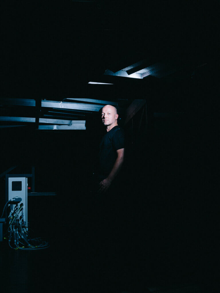 Ulrich Rasche spärlich beleuchtet unter der Drehbühne auf der Probebühne des Schauspiels Frankfurt.