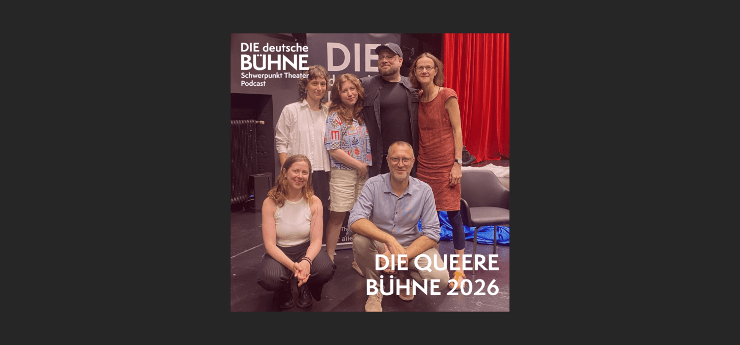 sechs Personen posieren für ein Foto, vier im Hintergrund, zwei im Vordergrund