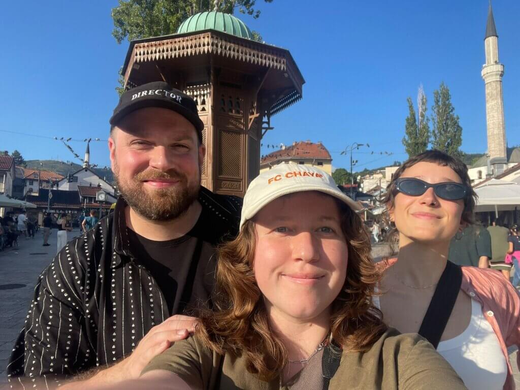 drei Personen vor einem Brunnen, Selfie-Aufnahme