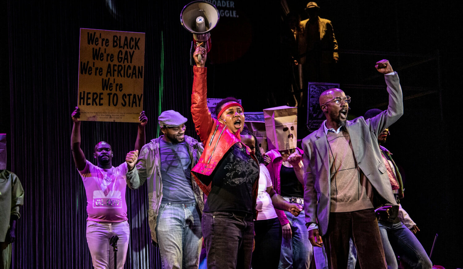 Demonstrierende in der Oper „Nkoli: A Fierce & Fabulous Life“